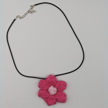 Load image into Gallery viewer, Crochet Daisy necklace
